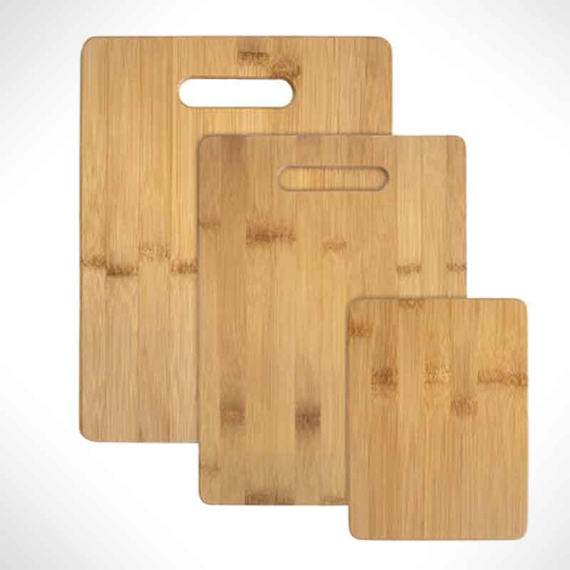 3 cutting boards of different sizes.