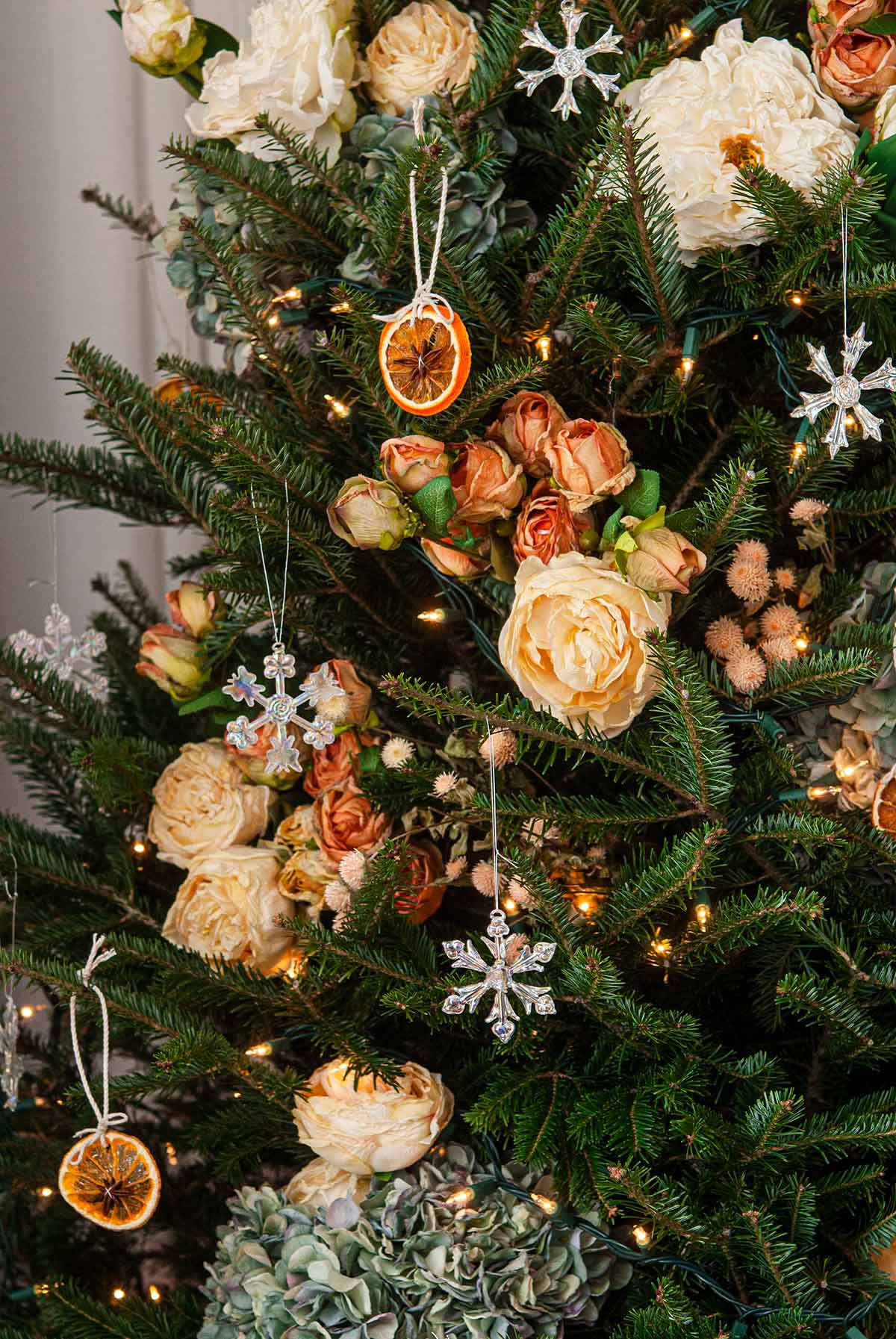 How to Decorate a Christmas Tree with Artificial Flowers