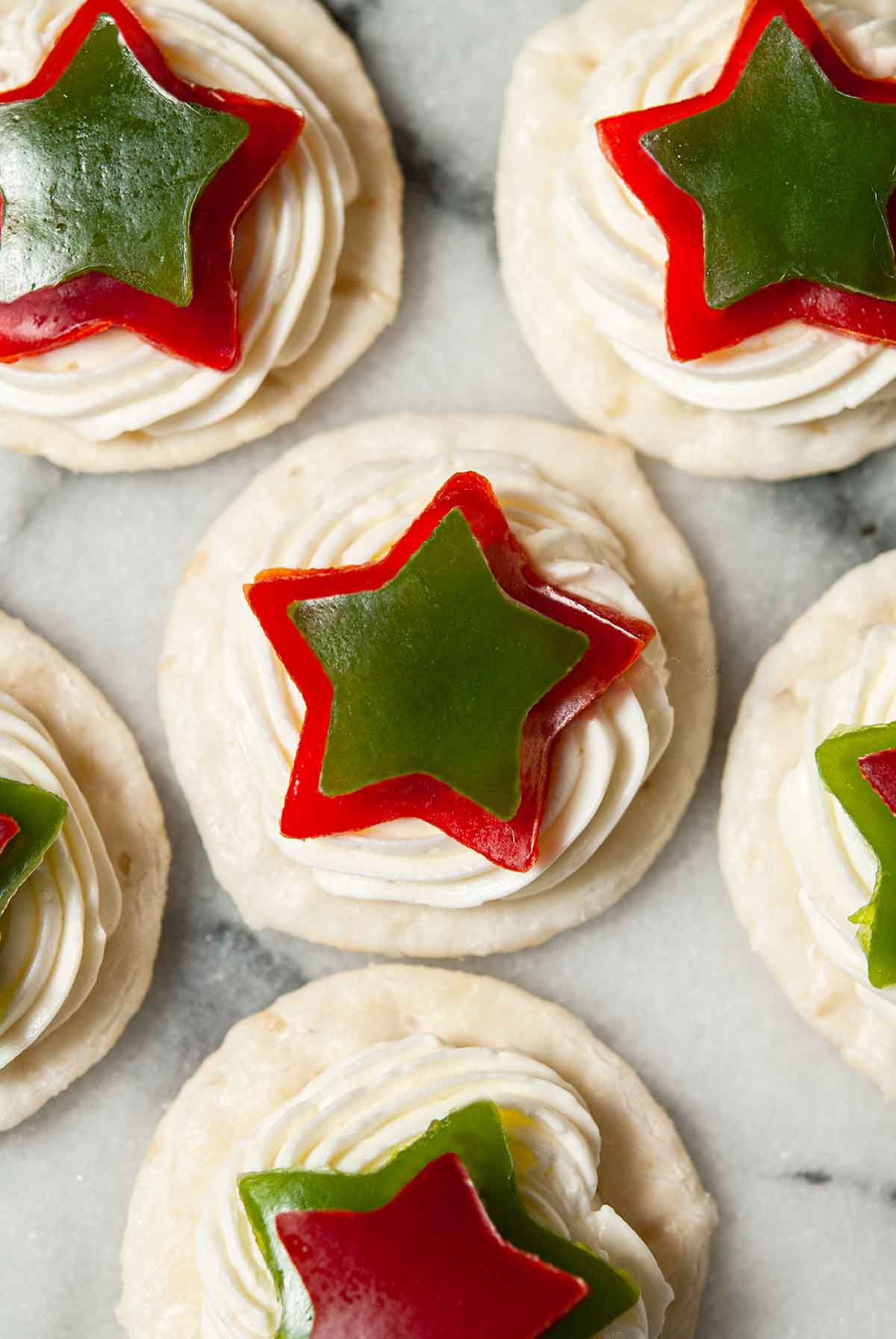 6 appetizers with cream cheese and bell pepper stars.