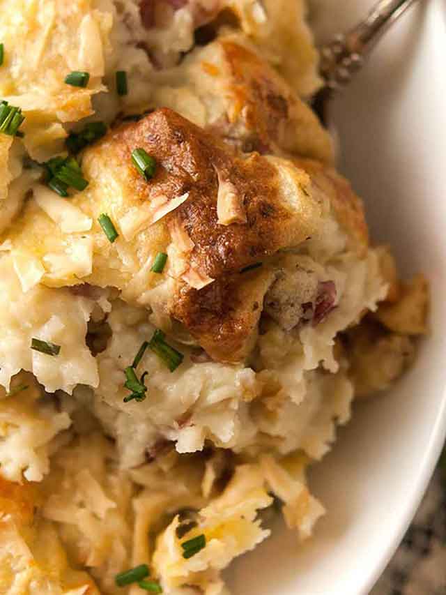 Mashed potatoes in a bowl.