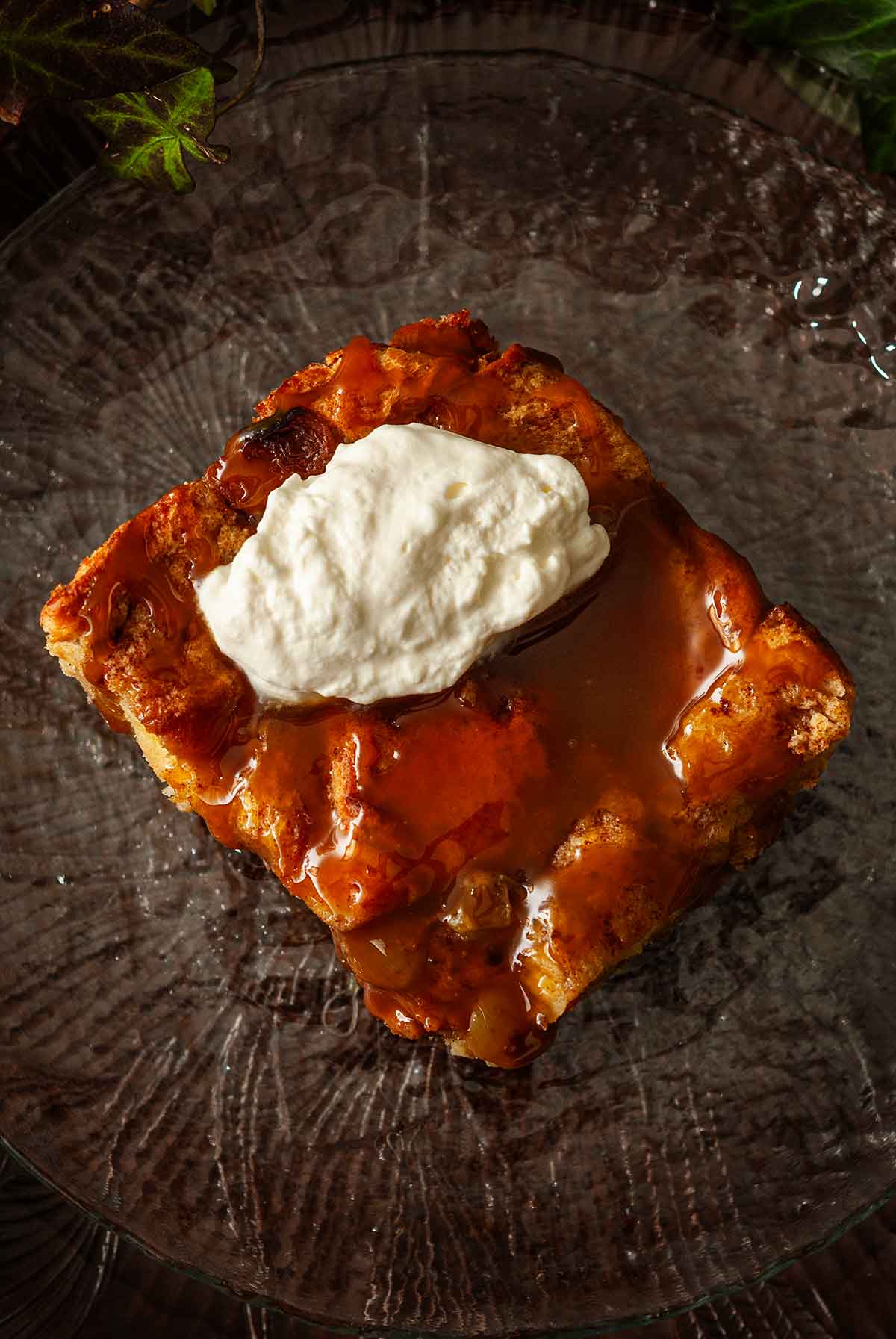 The cream on a bread putting slice on a plate.