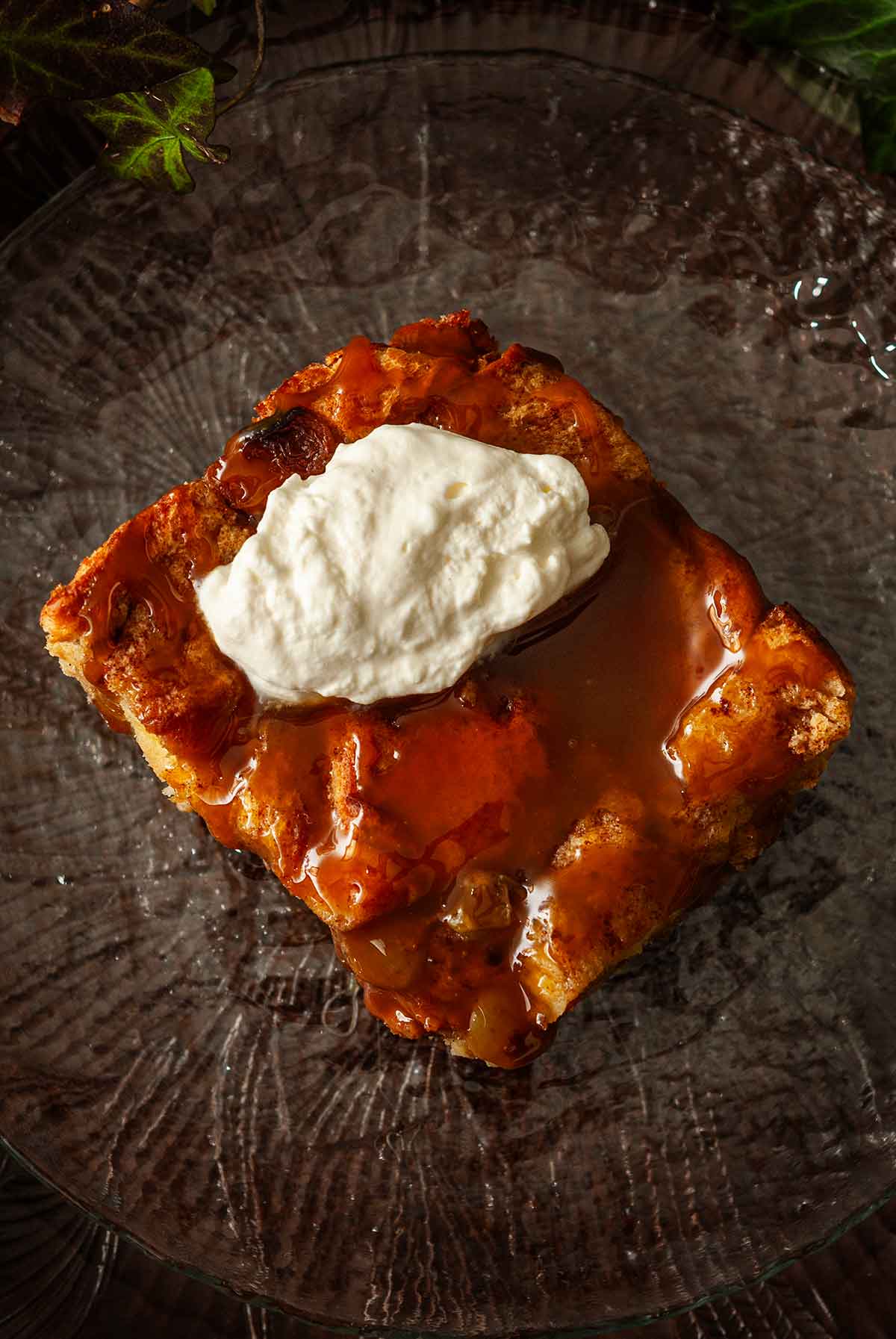 The cream on a bread putting slice on a plate.