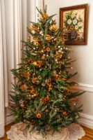 A tree decorated with golden decorations.